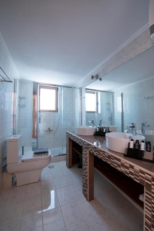 Koupelna v ubytování Cyrenia Guesthouse