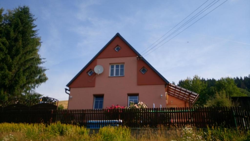 dom z płotem przed nim w obiekcie Chaloupka Albrechtice w mieście Albrechtice v Jizerských horách