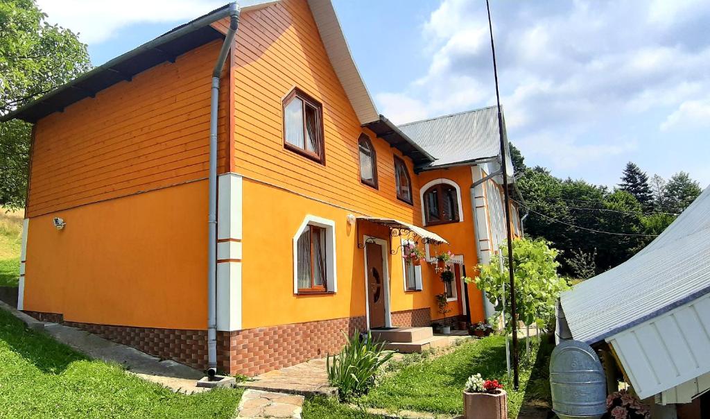 ヤレムチャにあるGuest House Karpatyのオレンジ色の大きな家で、以下が備わります:
