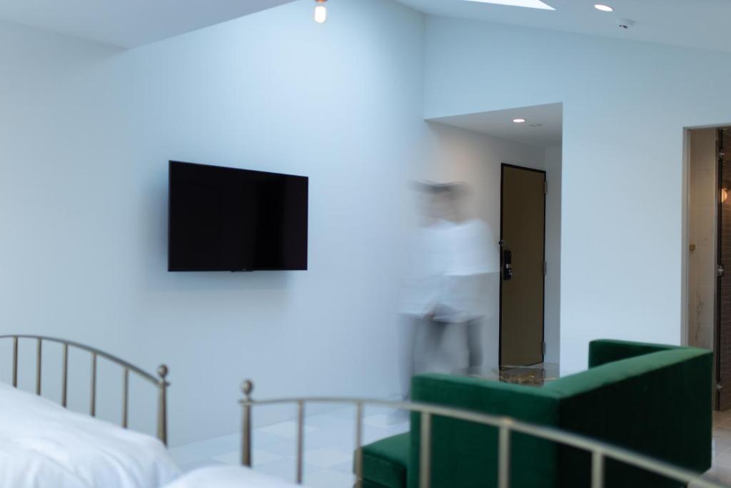 TV a/nebo společenská místnost v ubytování THE ROOT2 HOTEL