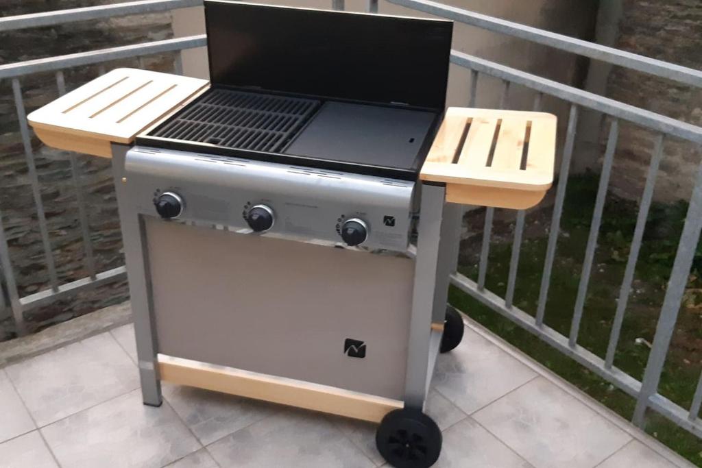 a grill with a laptop on top of it at CHE F3 gauche Terrasse jardin barbecue hypercentre wifi in Cherbourg en Cotentin