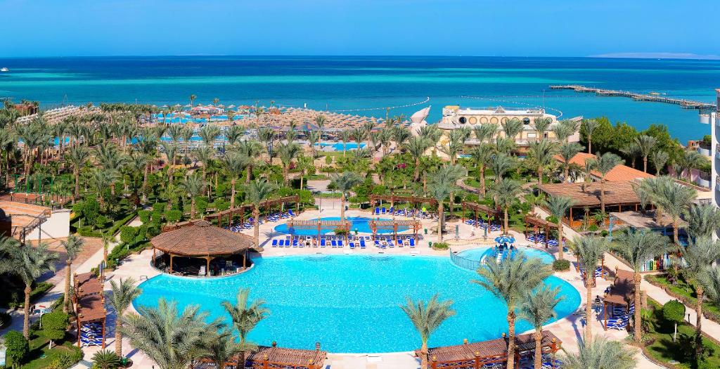 een luchtzicht op een resort met een zwembad en de oceaan bij Hawaii Riviera Aqua Park Resort - Families and Couples Only in Hurghada