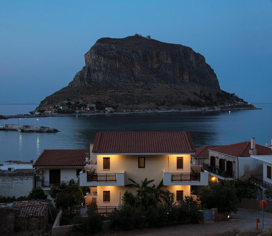 uma vista para uma casa com uma montanha ao fundo em Cyrenia Guesthouse em Monemvasia