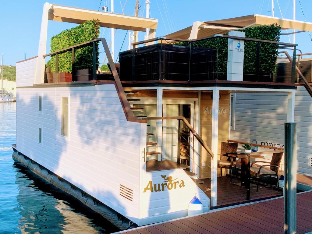 une maison sur un bateau dans l'eau dans l'établissement FLOATING SEA HOUSE AURORA, à Portorož