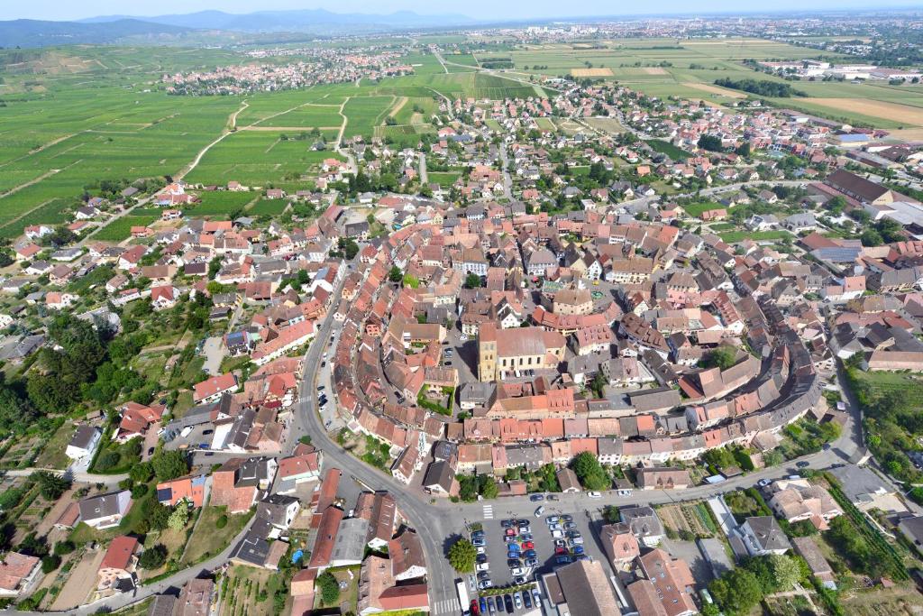Nespecifikovaný výhled na destinaci Eguisheim nebo výhled na město při pohledu z hotelu