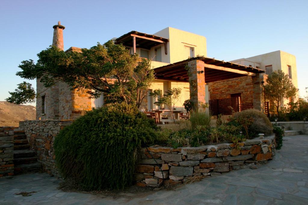 a house with a stone wall in front of it at Οντας της Αθηνάς in Gialiskari