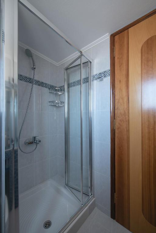 Koupelna v ubytování Cyrenia Guesthouse