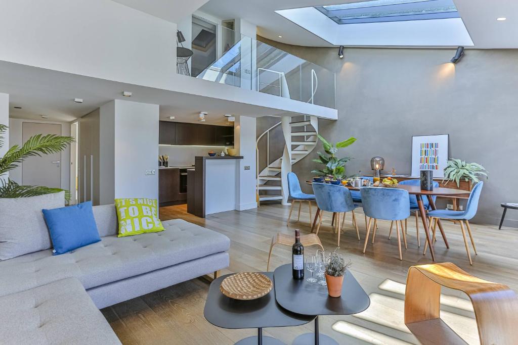 un salon avec un canapé et une salle à manger dans l'établissement Maison Bianchi - 22 Jean Medecin, à Nice