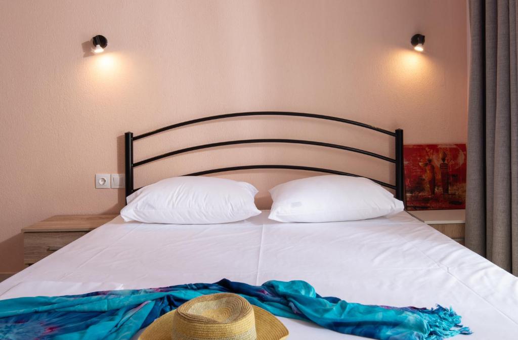 Postel nebo postele na pokoji v ubytování Persefoni Rooms Apartments & Mezonetes