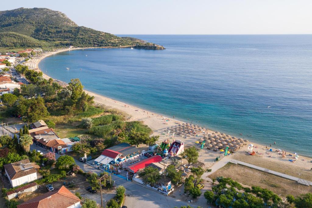 z powietrza widok na plażę i ocean w obiekcie Persefoni Rooms Apartments & Mezonetes w mieście Torone