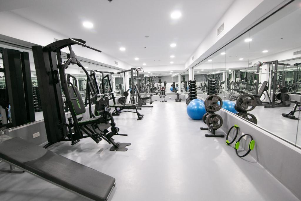 Fitness centrum a/nebo fitness zařízení v ubytování Acroterra Rosa Luxury Suites & Spa