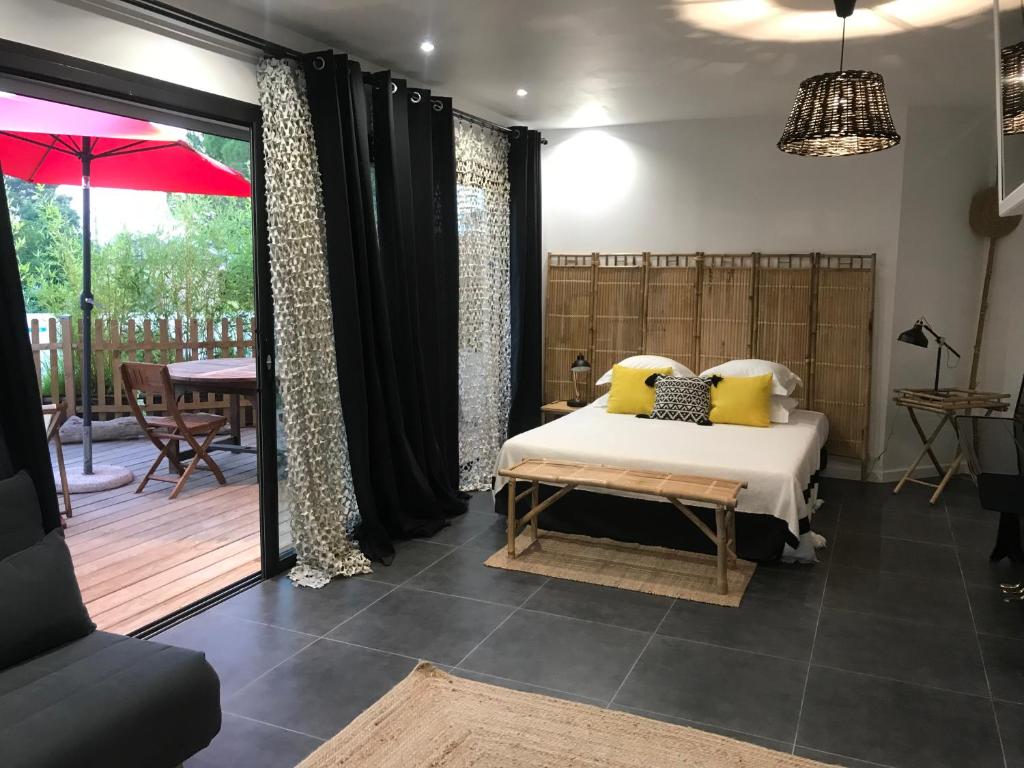 カシにあるVilla le sud appartementsのベッドルーム1室(ベッド1台付)、パティオ(テーブル付)