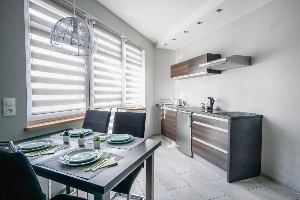Kuchyňa alebo kuchynka v ubytovaní Apartamenty TRZY KOLORY