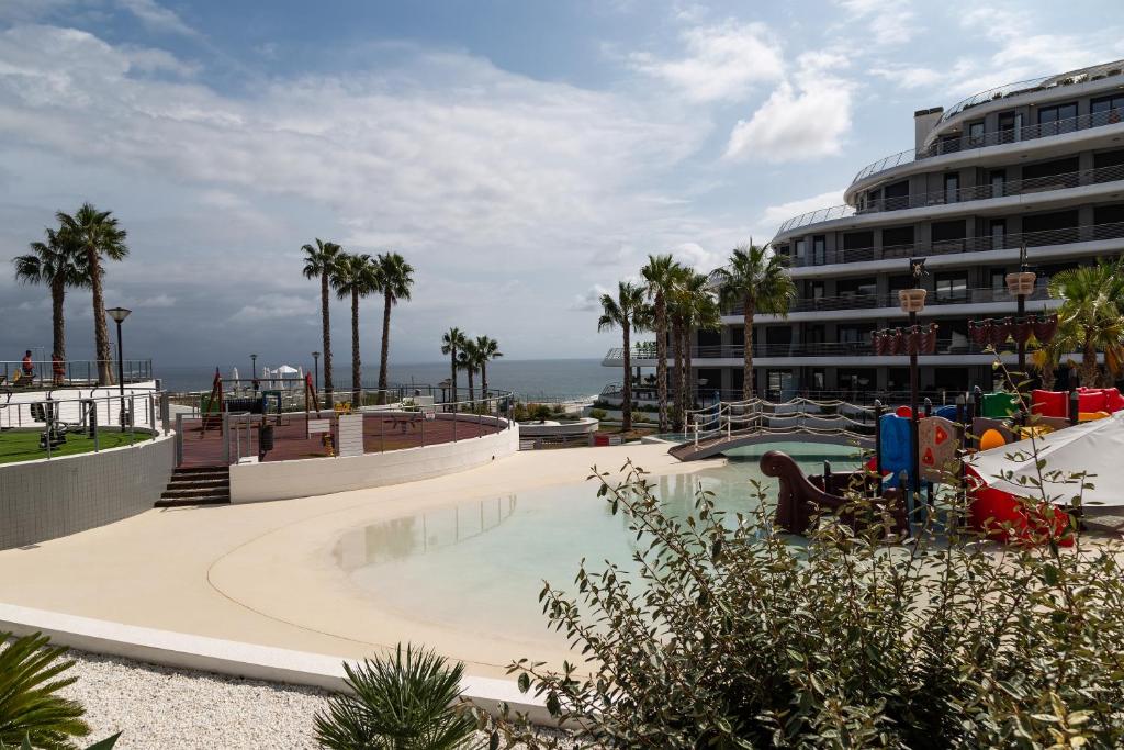una grande piscina accanto a un grande edificio di Alicante View Wonderful ad Arenales del Sol