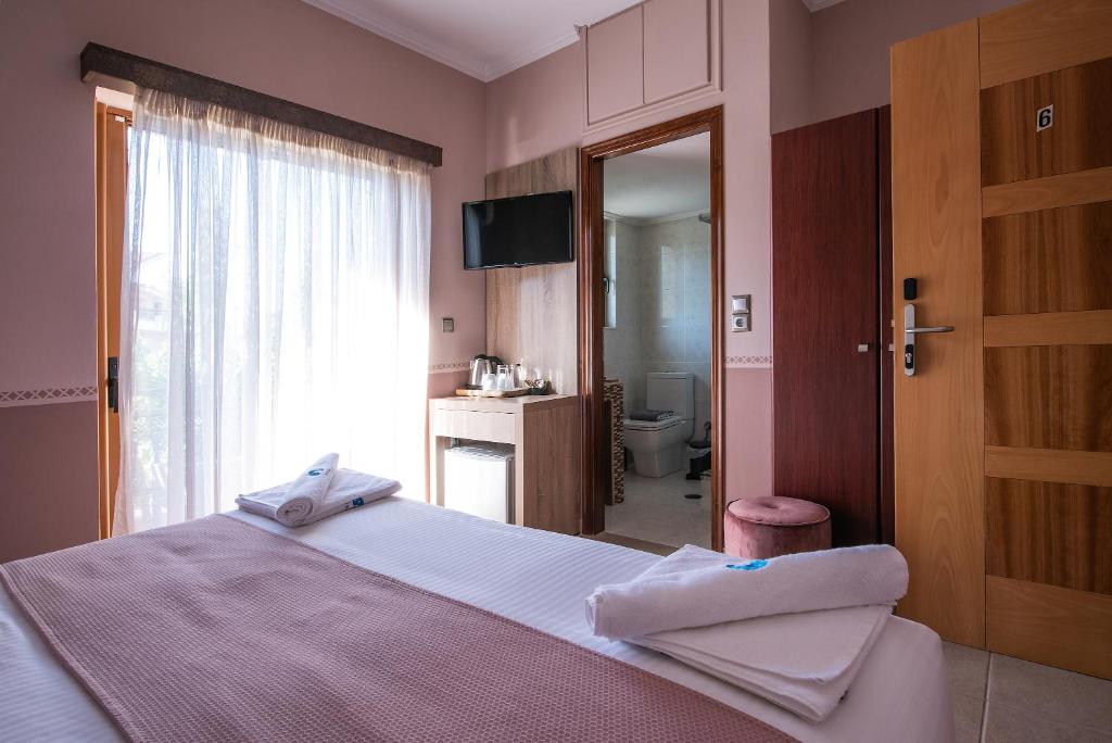 Postel nebo postele na pokoji v ubytování Cyrenia Guesthouse