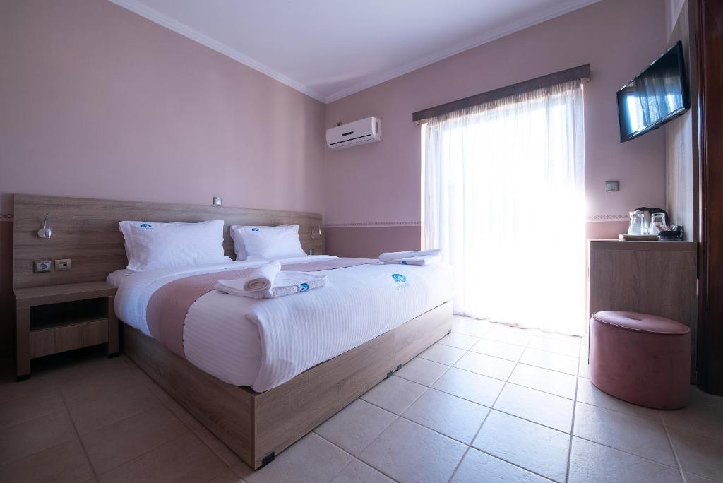 Postel nebo postele na pokoji v ubytování Cyrenia Guesthouse