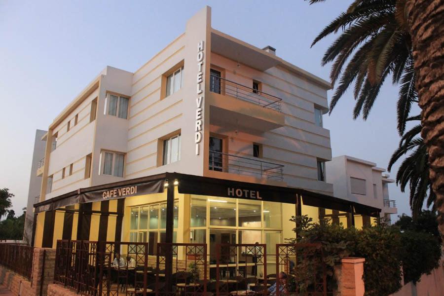 un hotel con un cartel en la parte delantera en Hotel Cafe Verdi en El Jadida