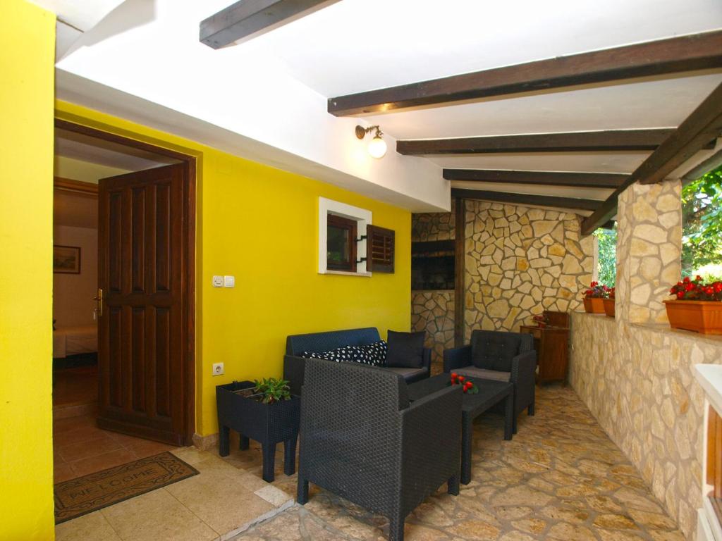 Pokój z krzesłami i żółtą ścianą w obiekcie Apartment Alenka 1930 w mieście Banjole