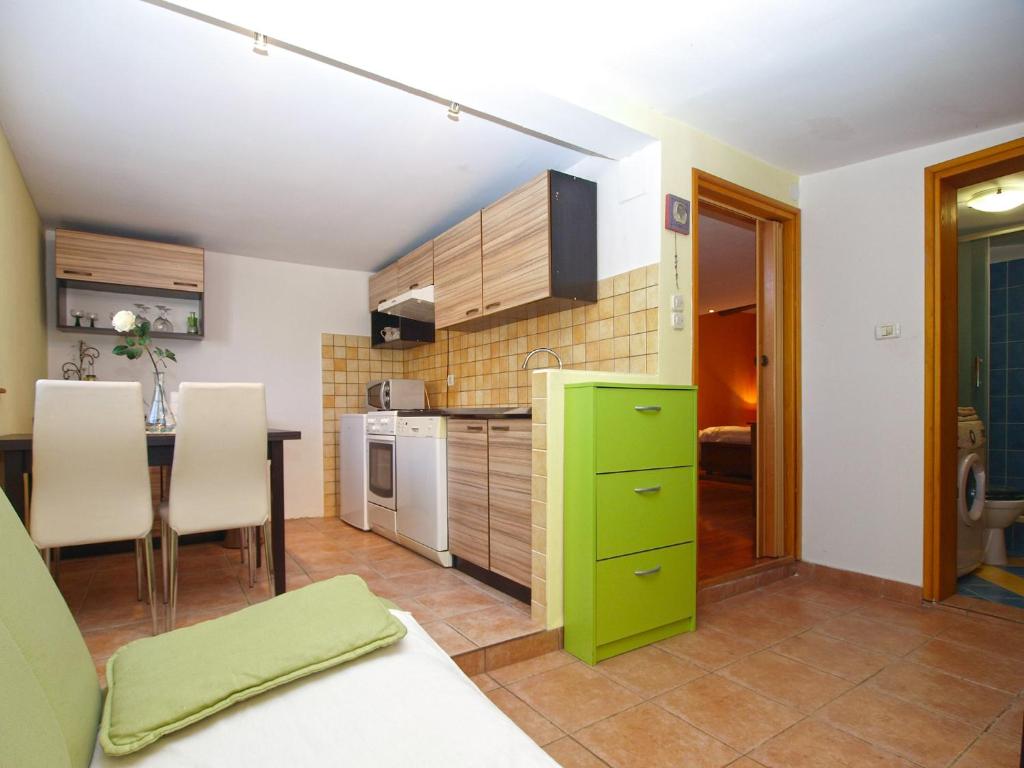 Kuchnia lub aneks kuchenny w obiekcie Apartment Alenka 1930