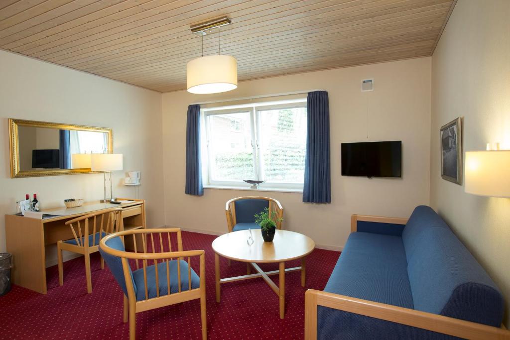 TV a/nebo společenská místnost v ubytování Agerskov Kro & Hotel