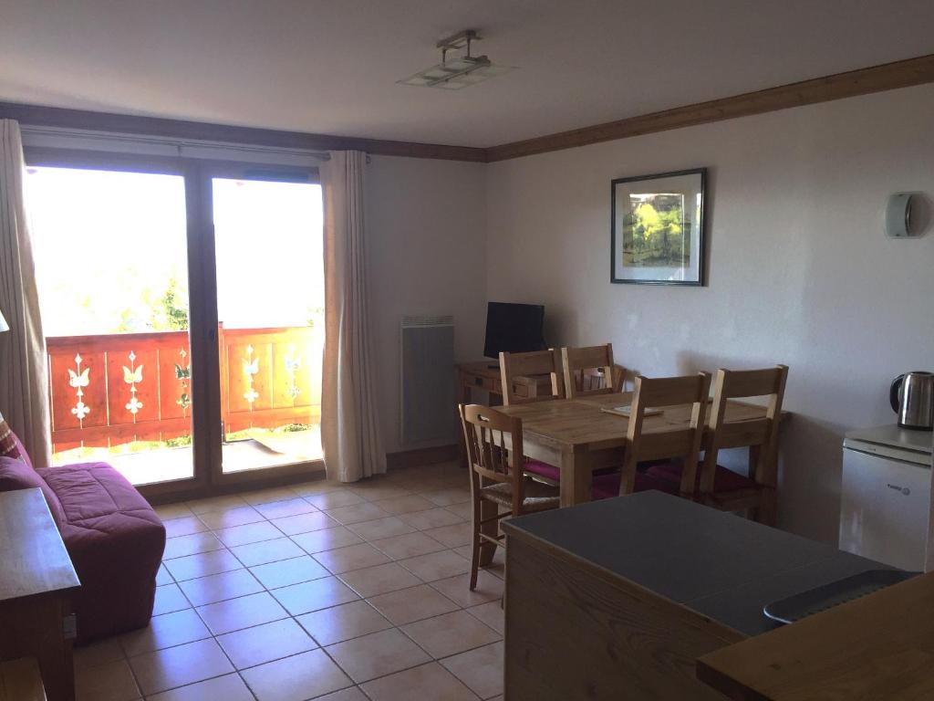 a kitchen and dining room with a table and chairs at les 7 laux immobilier chalet B in Prapoutel