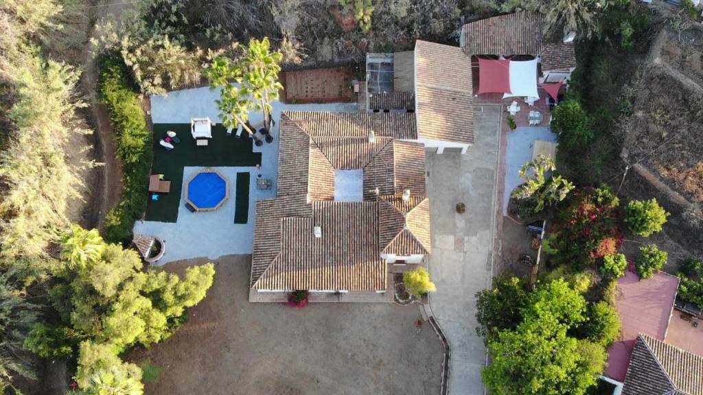 een uitzicht op een huis met een dak bij Casa Rural Paloma in Benajarafe