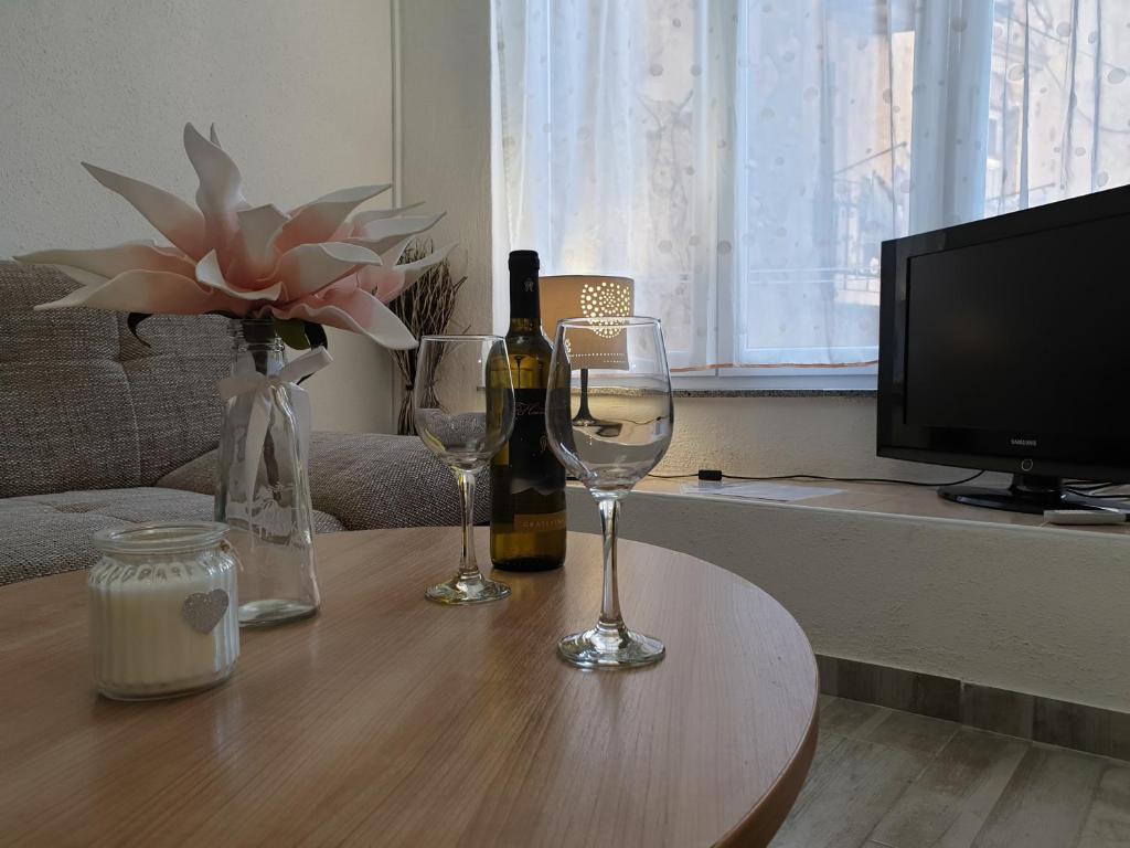 Televízia a/alebo spoločenská miestnosť v ubytovaní MANUELA