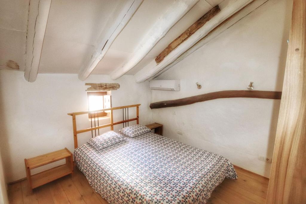 - une chambre avec un lit et une couverture en damier dans l'établissement El Asno Azul, à Ribera Baja