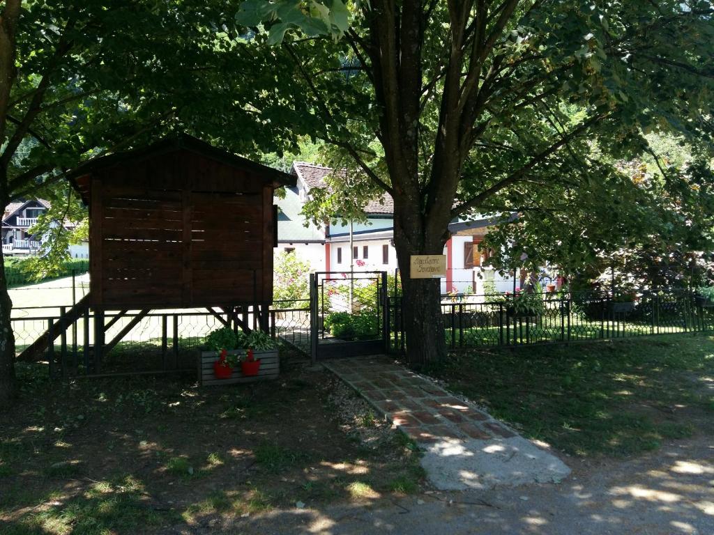 Vrt ispred objekta Apartmani Jovanovic