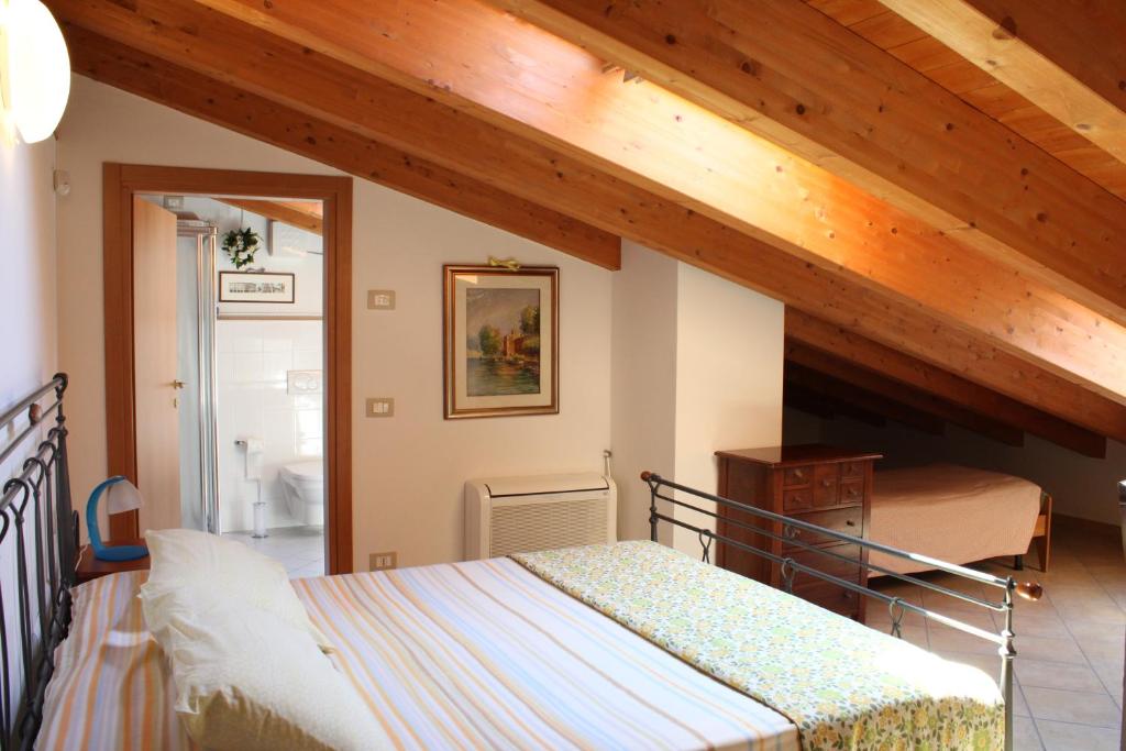 um quarto com 2 camas num sótão em Bed & Breakfast Lucy em Bardolino