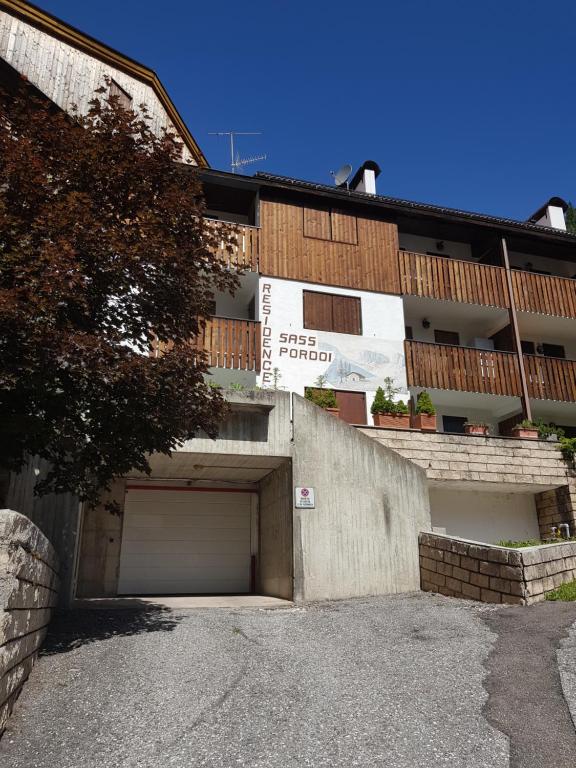 ein Parkplatz vor einem Gebäude mit Garage in der Unterkunft Sass Pordoi in Mazzin