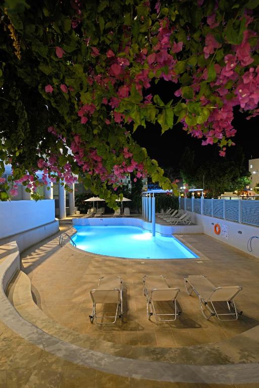 Bazén v ubytovaní Alia Beach Hotel by Estia alebo v jeho blízkosti