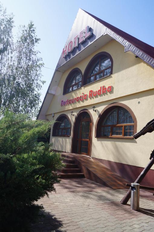 a building with a sign that reads rutherford rudoba at Hotel-Restauracja-Bar Rudka in Ostrowiec Świętokrzyski