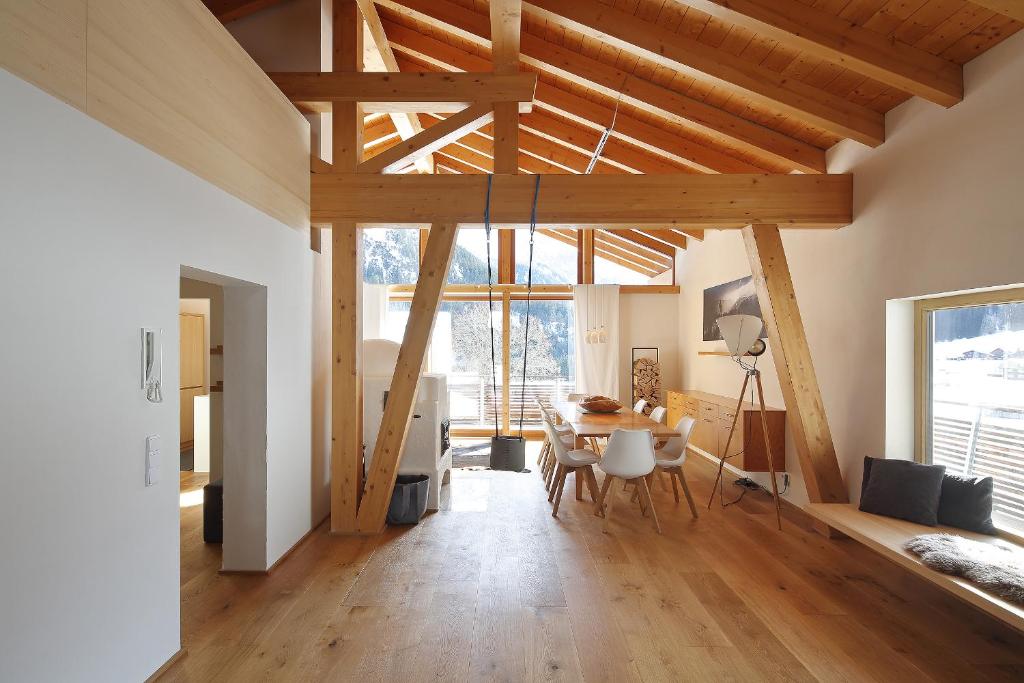a living room with a table and chairs in a room at Loft7 in Mittelberg