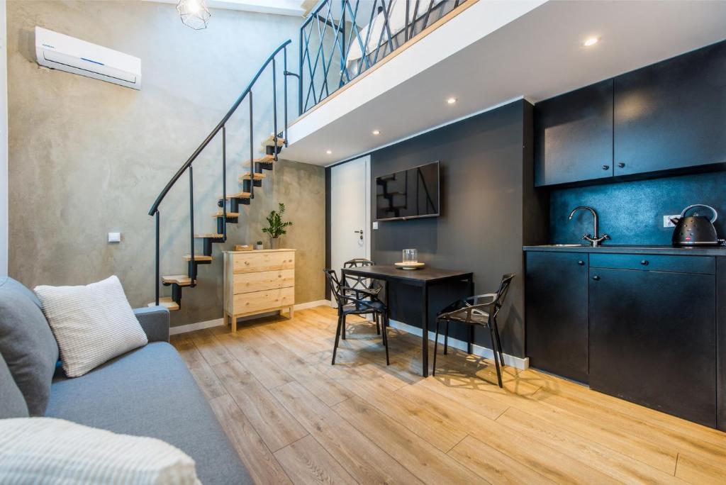 cocina y sala de estar con mesa y escalera en Pearl of Sopot, en Sopot