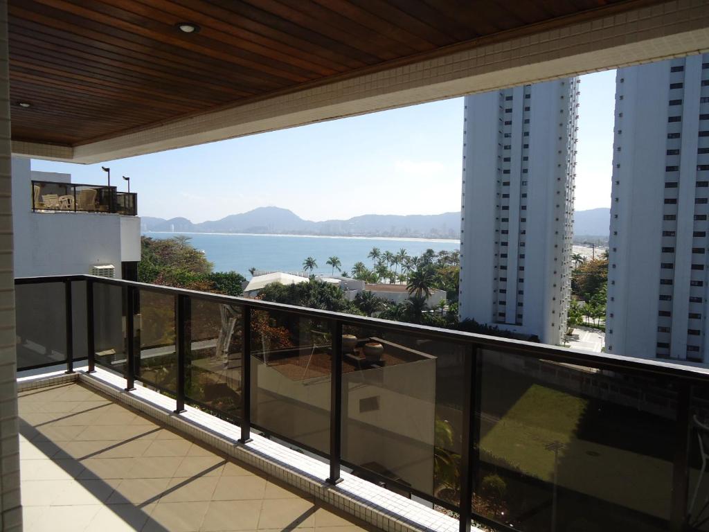 a balcony with a view of the water at Moderno Apartamento na Enseada com Wi-Fi e Vista Espetacular - Para Família e Home Office - 300m da praia in Guarujá