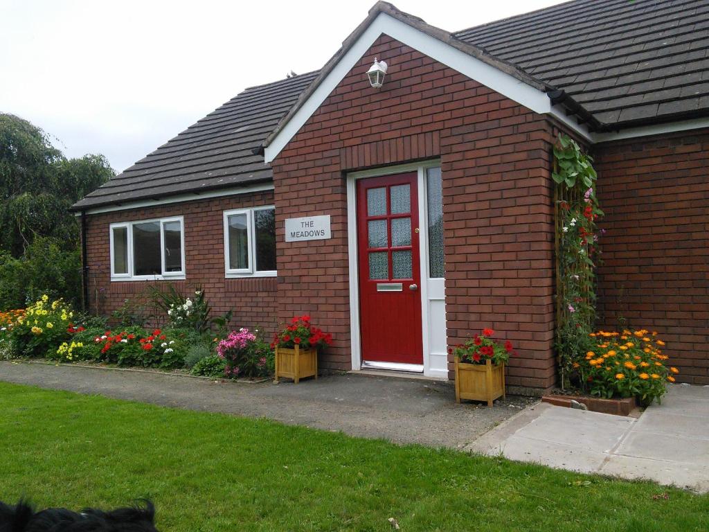 Self-contained bungalow annexe with kitchen/diner, bathroom, sitting room, and bedroom. Guests will be given key to their own external door. Ample parking, lovely walking area, 10 minute walk to town centre and railway station.