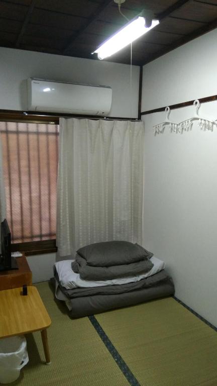 a room with a bed in a room with a window at Ryokan Nakadaya in Tokyo