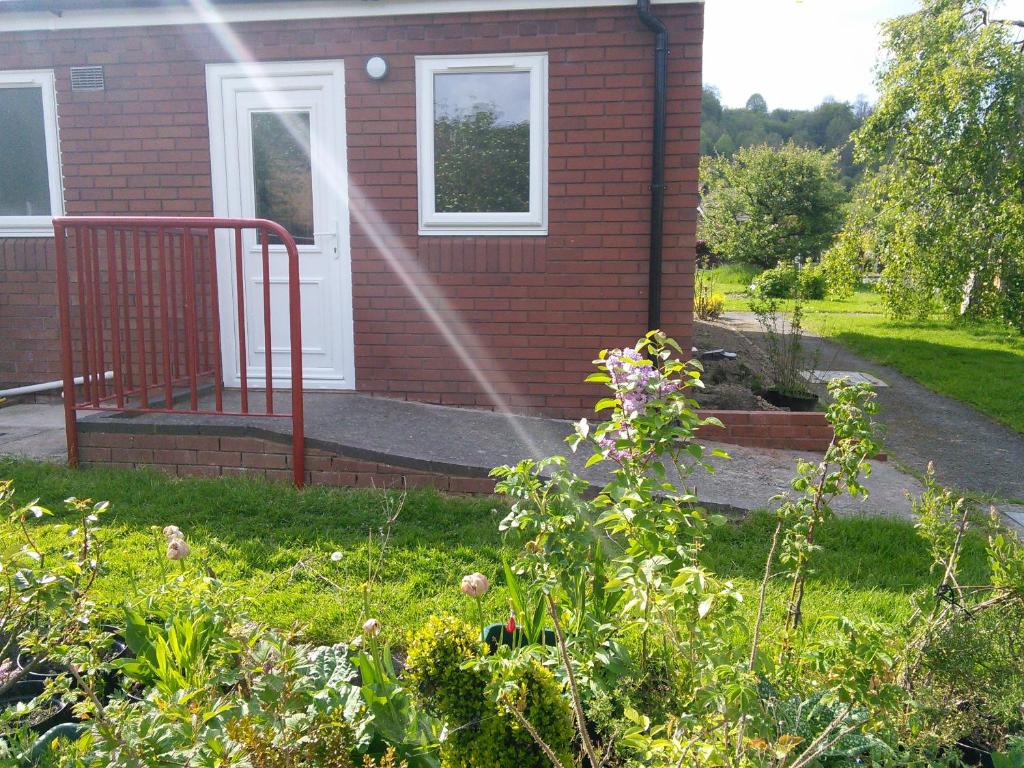 Self-contained bungalow annexe with kitchen/diner, bathroom, sitting room, and bedroom. Guests will be given key to their own external door. Ample parking, lovely walking area, 10 minute walk to town centre and railway station.