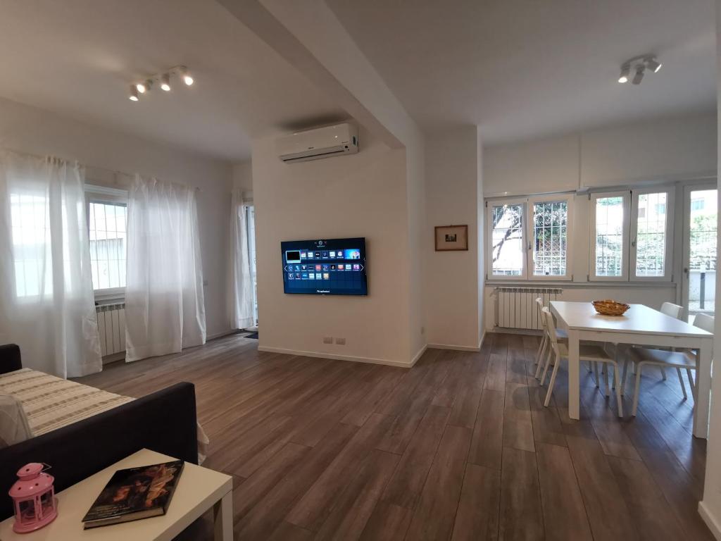Televízia a/alebo spoločenská miestnosť v ubytovaní Cozy San Pietro