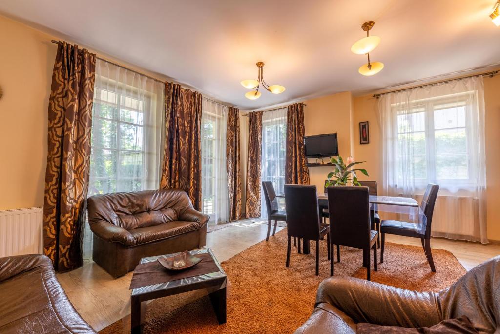 un soggiorno con divano e tavolo di Victus Apartamenty, Apartament Walor a Sopot