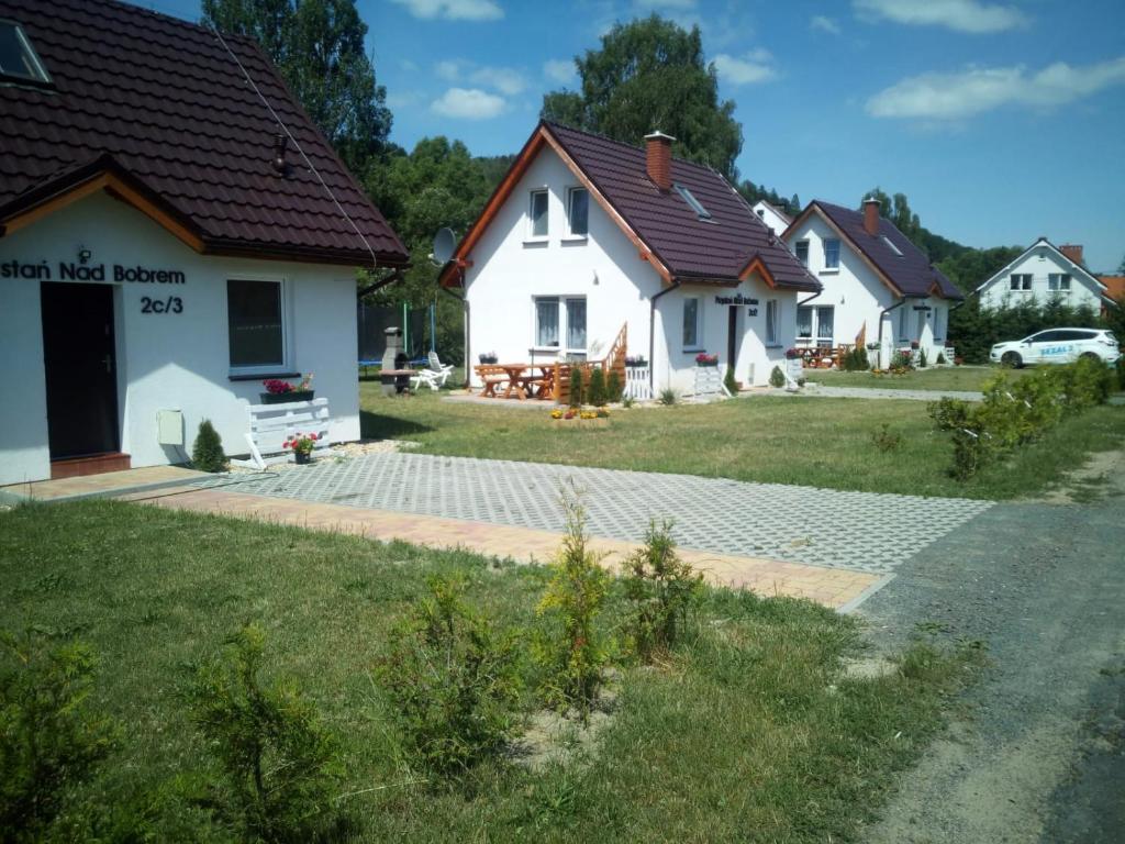 une rangée de maisons blanches avec une allée dans l'établissement PRZYSTAŃ NAD BOBREM, à Kamienna Góra