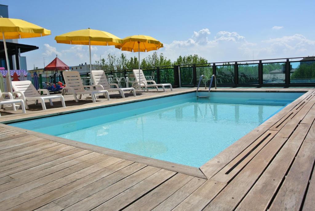 Bazén v ubytování Hotel Mirage nebo v jeho okolí