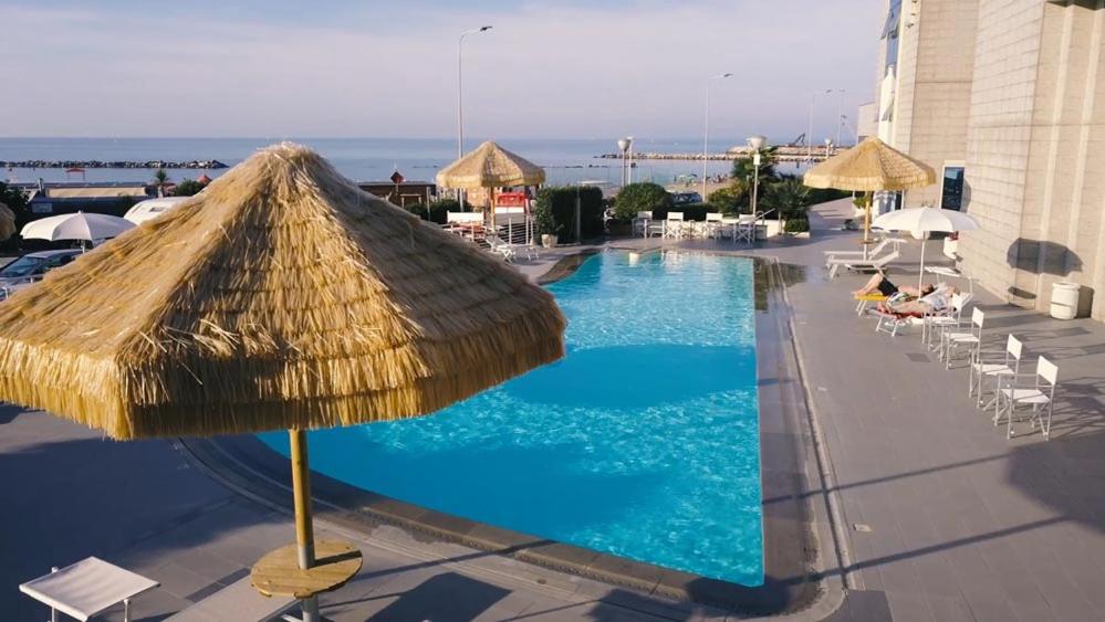 Bazén v ubytování Hotel Baia Flaminia nebo v jeho okolí