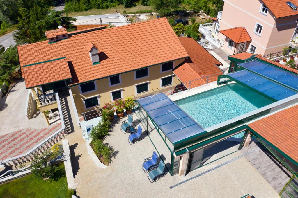 een luchtzicht op een huis met een zwembad bij Villa Meri in Rijeka