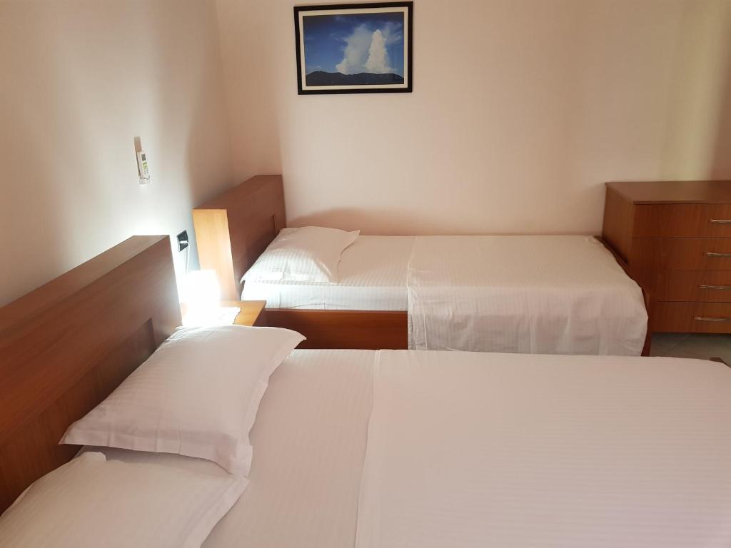Postel nebo postele na pokoji v ubytování Ilir Guest House 1