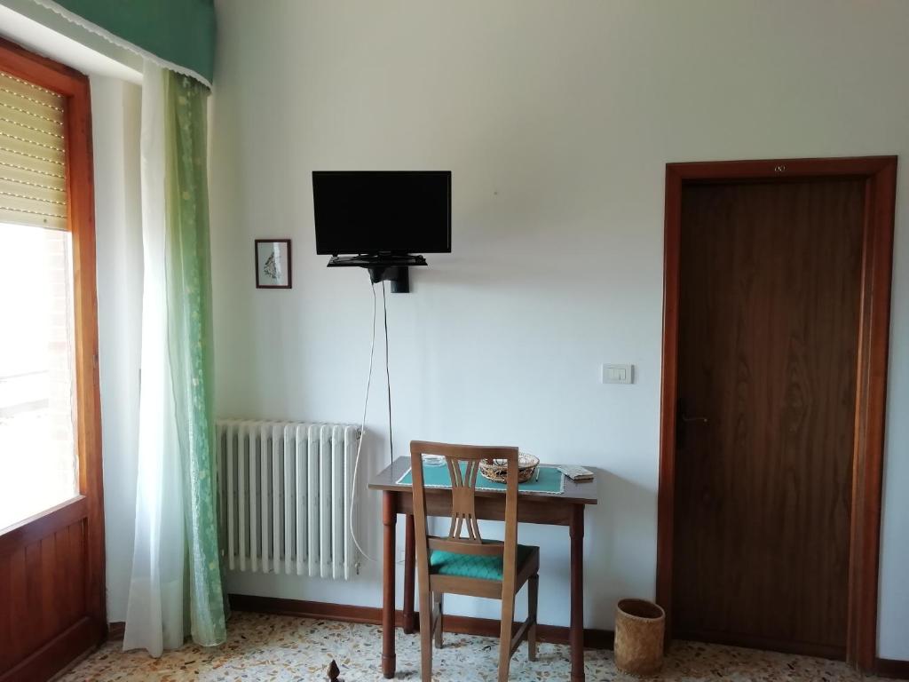 TV a/nebo společenská místnost v ubytování Albergo La Torre