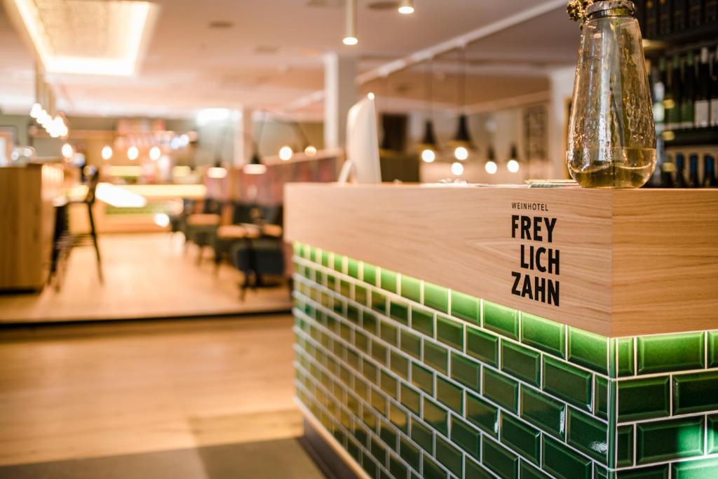 Um restaurante com uma placa que diz "Reze, apenas gele" em Weinhotel Freylich Zahn em Freyburg