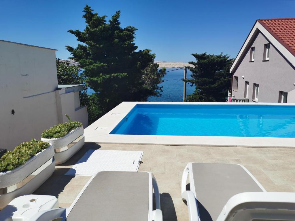 Bazén v ubytování Beachfront Apartments Anita with Pool nebo v jeho okolí