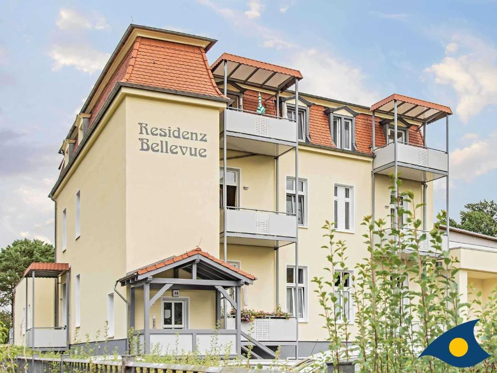 Un edificio con un cartel al costado. en Residenz Bellevue Whg 13, en Bansin